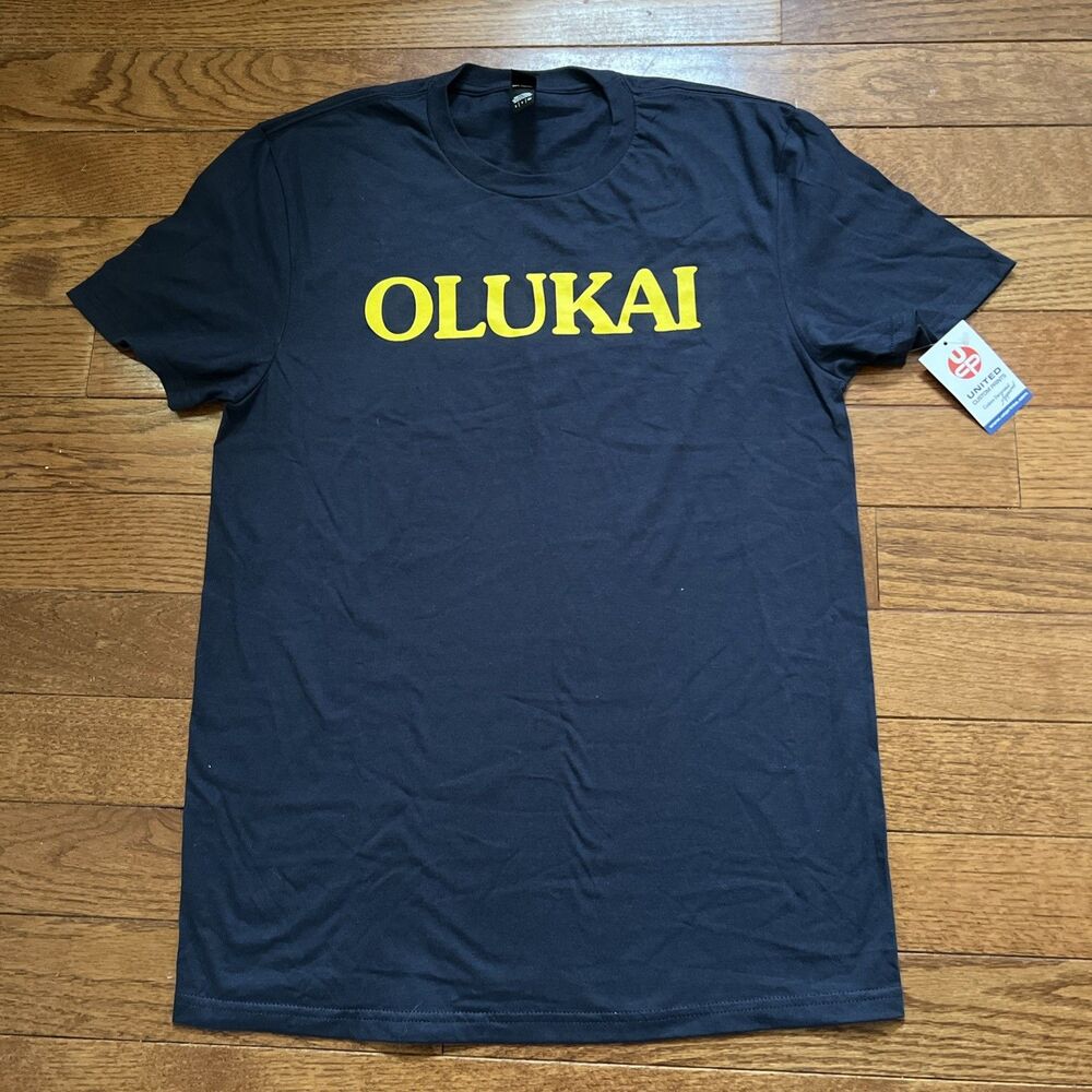 NEW OluKai Men's Graphic T-Shirt Size Small Navy Blue Yellow Spellout 19Wx28L